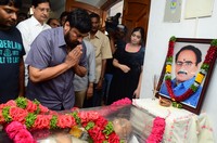 Chiranjeevi pays homage to Vijaya Bapineedu